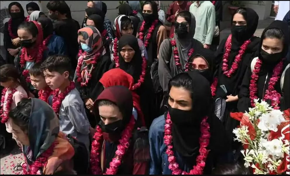 Jogadoras de futebol que fugiram do Afeganistão em 2021 criticam jornal BBC sobre “falsas jogadoras de futebol”