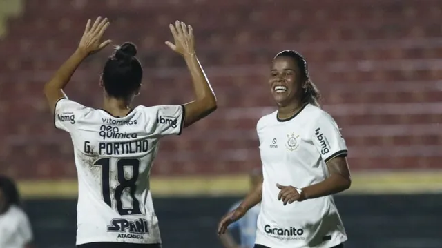 Corinthians dá show, goleia o Grêmio e volta à liderança do Brasileirão feminino