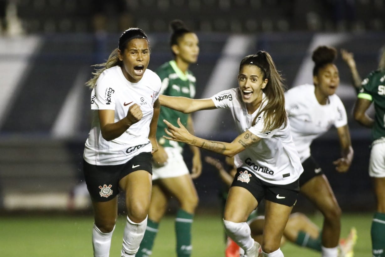 Em dérbi cheio de gols, Corinthians vence o Palmeiras e mantém a liderança do Brasileirão Feminino