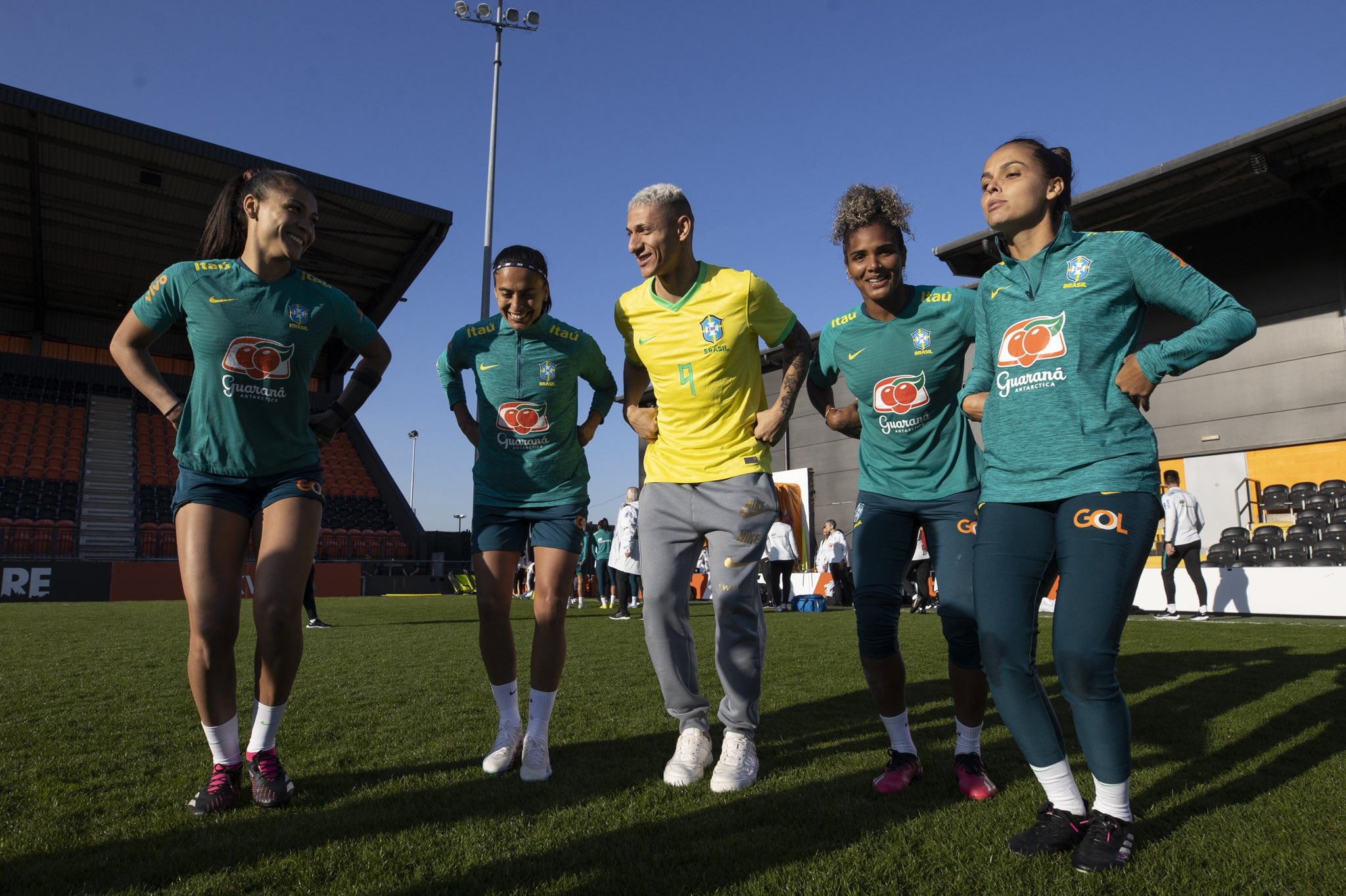 Seleção Brasileira feminina recebe a visita de Richarlison em Londres