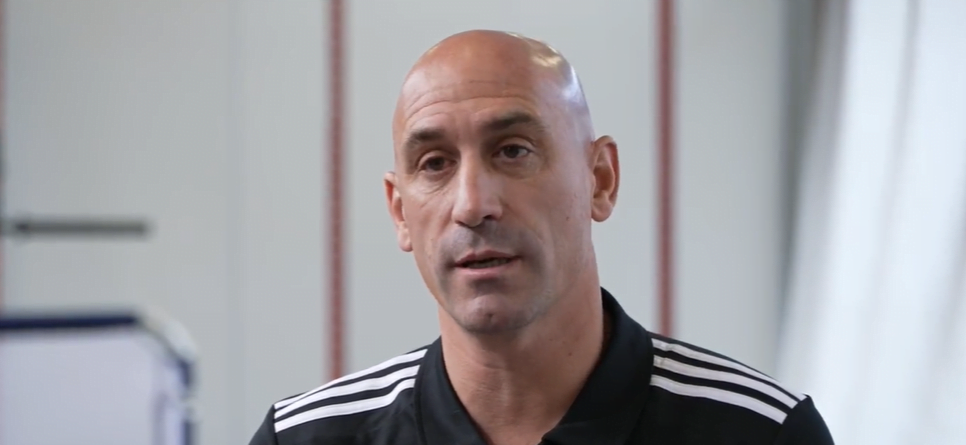 Beijo forçado é mimimi? Rubiales descarta desistir, culpa o ‘feminismo’ e diz que beijo foi consensual; Jenni Hermoso nega